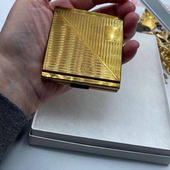 Vintage brass makeup compact by Cara Nome , Langlor’s Inc. - Picture 8 of 10